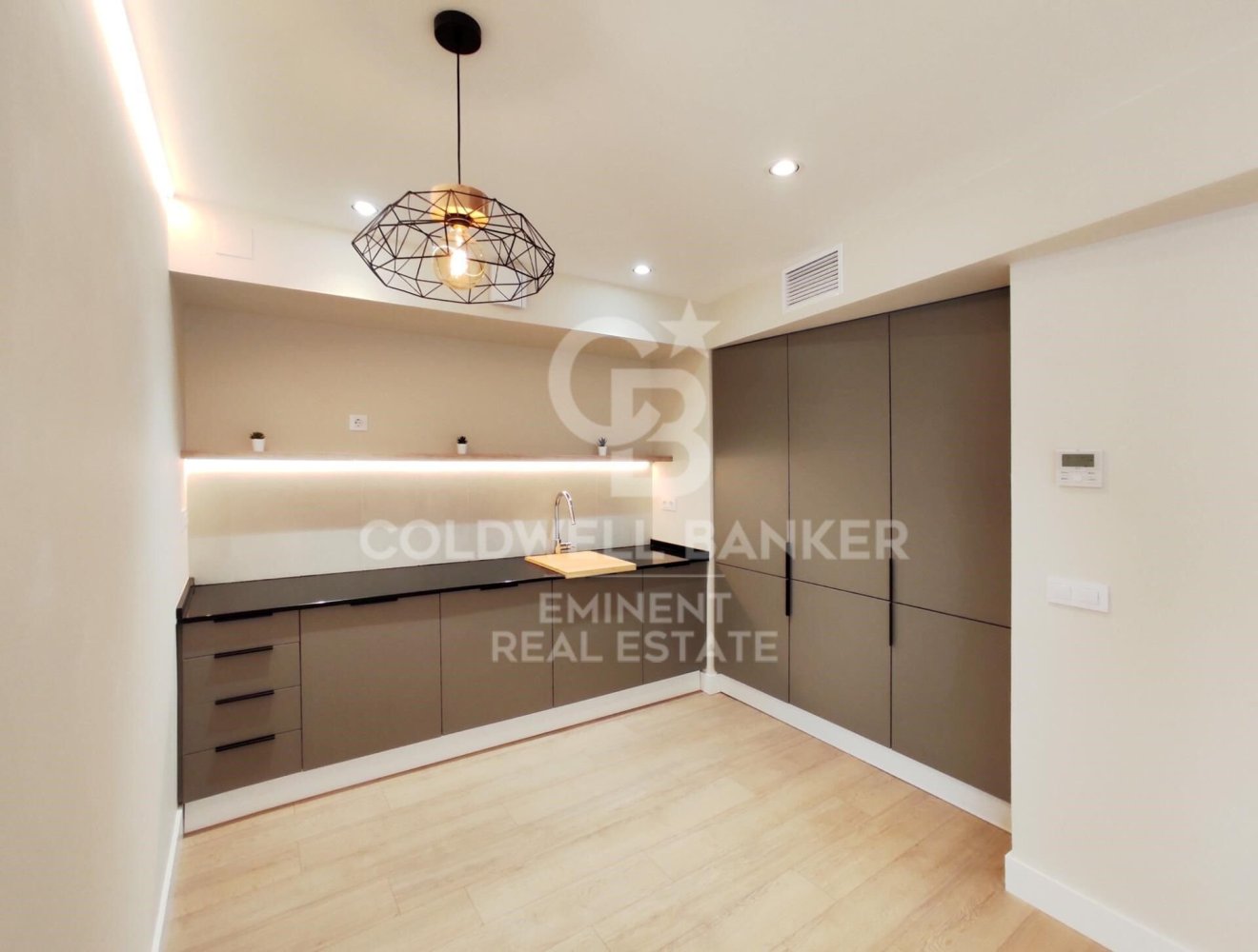  مكتب في Barcelona, Spain 67متر مربع رقم 294664