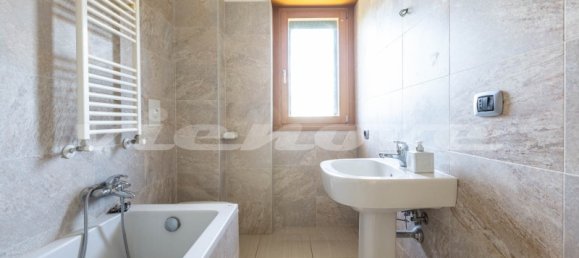 3 rooms Apartment in Rome, Italy No. 12274 14