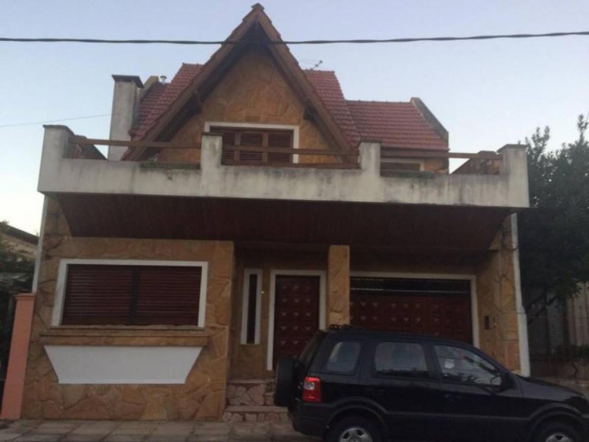 3 bedrooms House in Moron, Argentina No. 21635