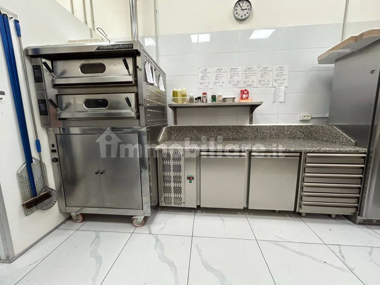 3 rooms Commercial property in Turin, Italy No. 151428