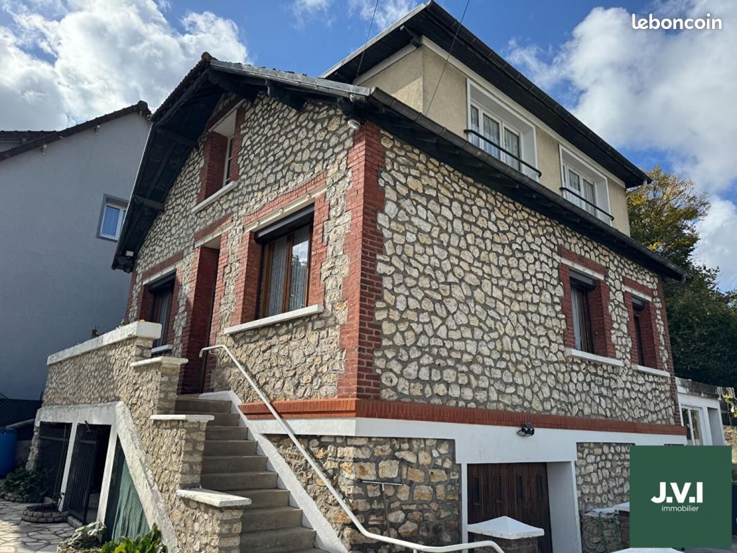 Casa de 3 dormitorios en Montmorency, France No. 175757