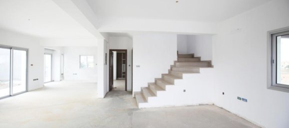 4 bedrooms Villa in Nicosia, Cyprus No. 2523 3