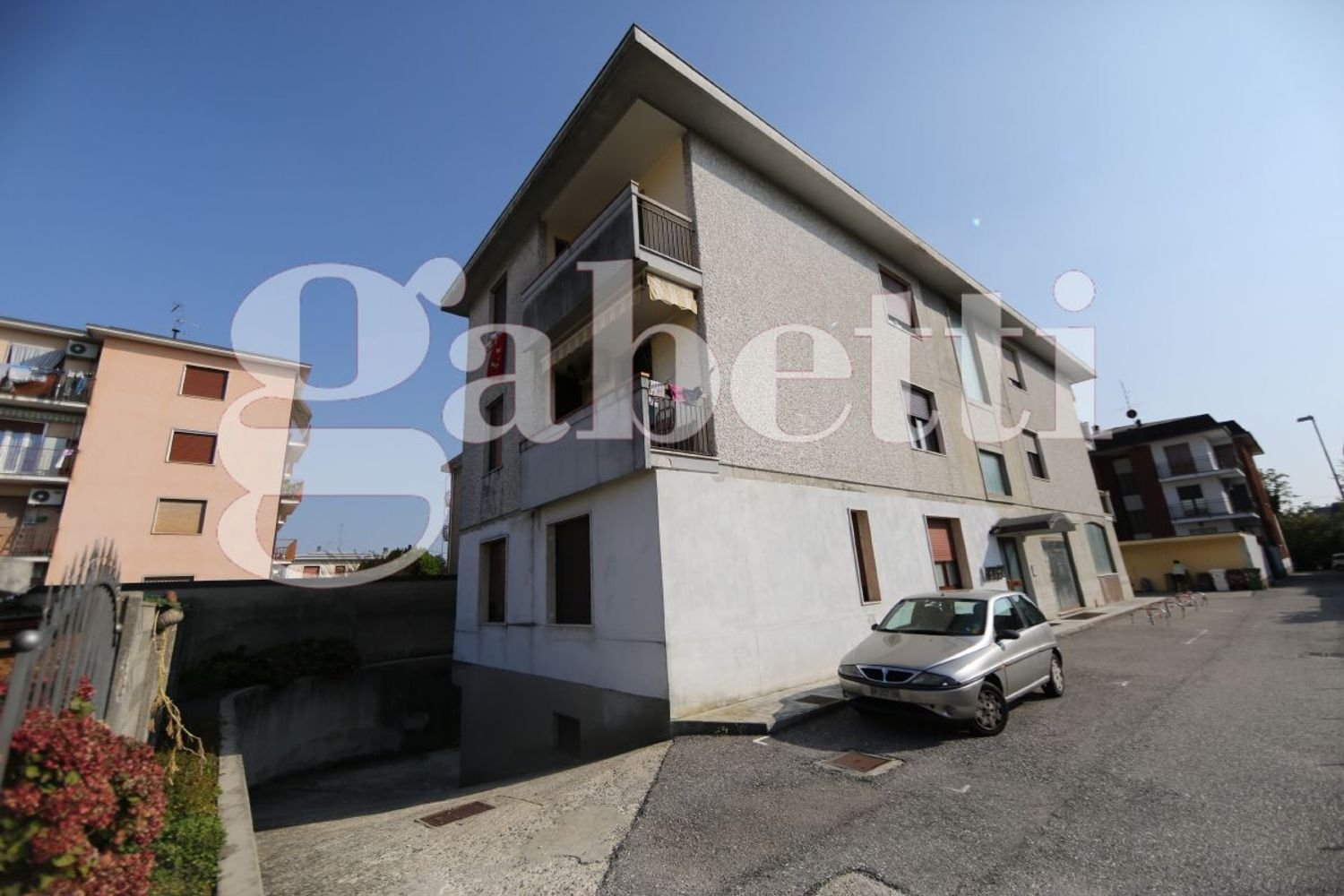 25m² Garage in Busto Arsizio, Italy No. 8279