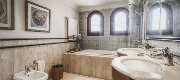 4 bedrooms Villa in Marbella, Spain No. 3018 19