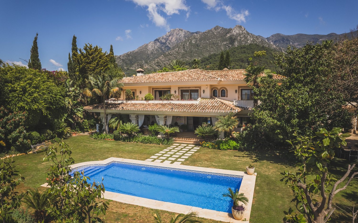 4 bedrooms Villa in Marbella, Spain No. 3018