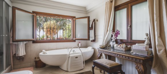 4 bedrooms Villa in Marbella, Spain No. 3018 23