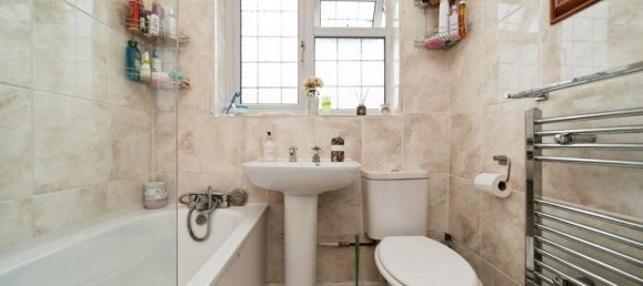 4 bedrooms House in Chessington, United Kingdom No. 10499 17