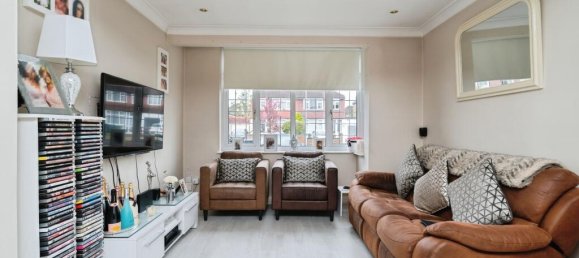 4 bedrooms House in Chessington, United Kingdom No. 10499 7