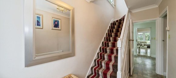 4 bedrooms House in Chessington, United Kingdom No. 10499 3