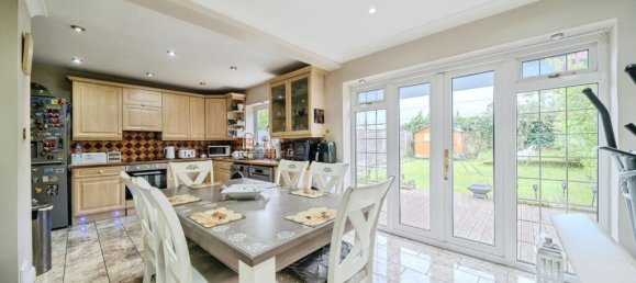 4 bedrooms House in Chessington, United Kingdom No. 10499 6