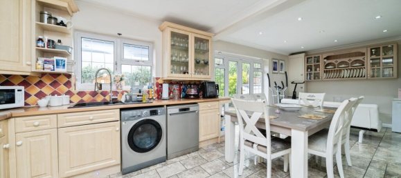 4 bedrooms House in Chessington, United Kingdom No. 10499 5