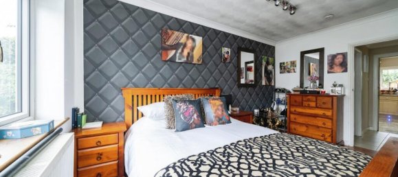 4 bedrooms House in Chessington, United Kingdom No. 10499 13