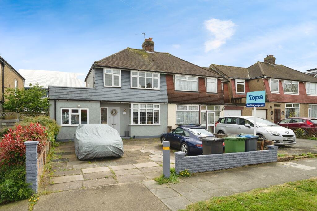 4 bedrooms House in Chessington, United Kingdom No. 10499