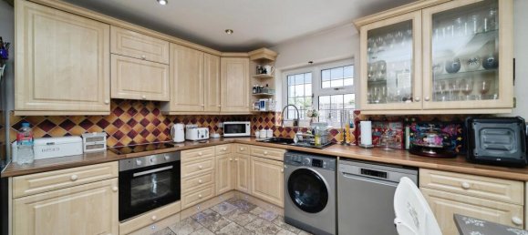 4 bedrooms House in Chessington, United Kingdom No. 10499 9