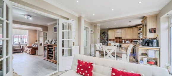 4 bedrooms House in Chessington, United Kingdom No. 10499 2