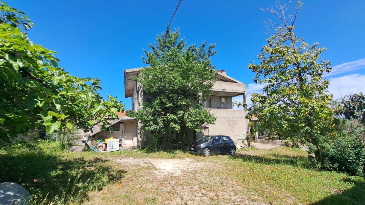 9 rooms House in Crecchio, Italy No. 28831