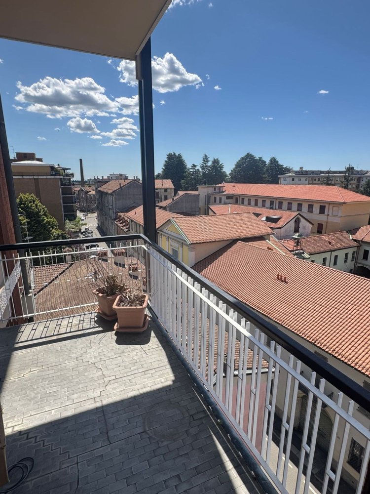 4 Schlafzimmer Wohnung in Gallarate, Italy, Nr. 363466