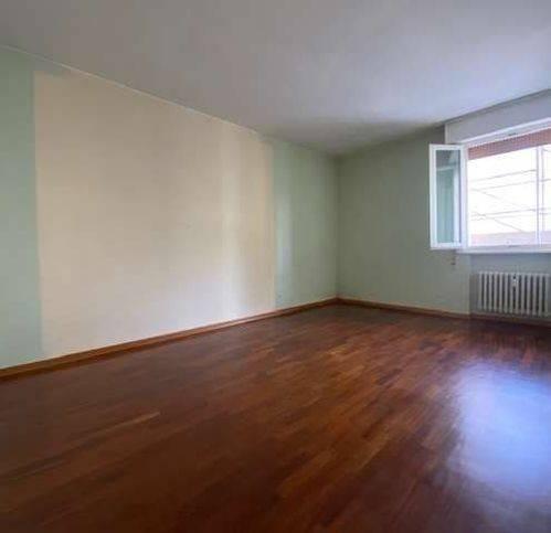 5 rooms Apartment in Modena, Italy No. 28340