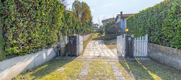 2 bedrooms Villa in Tavernerio, Italy No. 167657 2