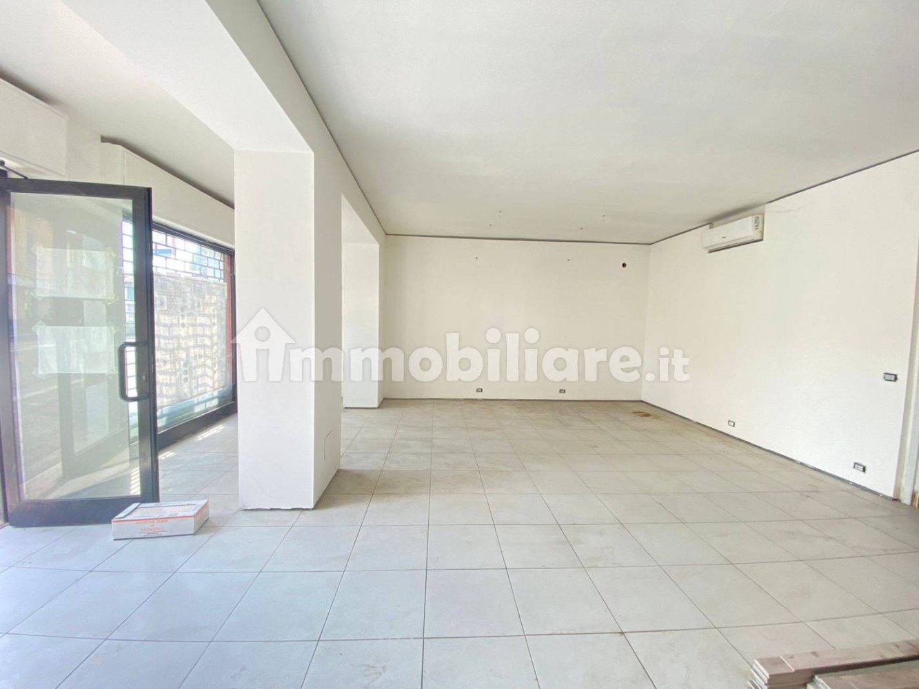 Propiedad comercial de 1 habitación en Pavia, Italy No. 118034