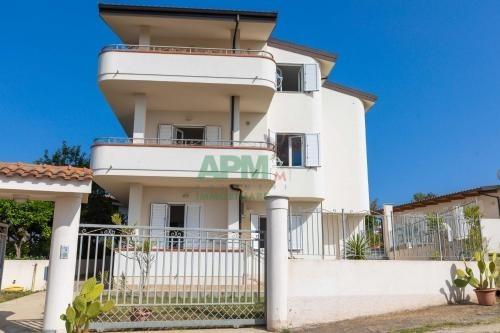 20 rooms Building in Ricadi, Italy No. 26319