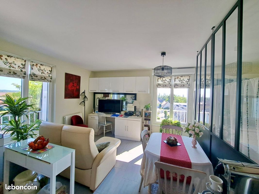 Studio in Senlis, France No. 259284