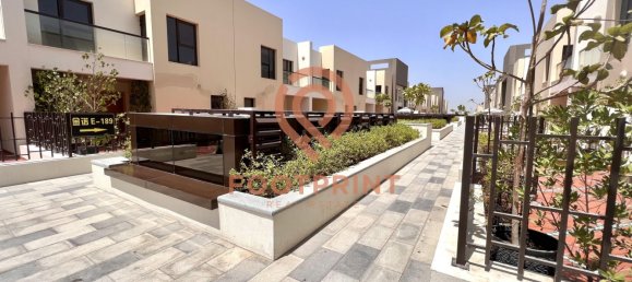 Adosado de 3 dormitorios en International City, UAE No. 24366 13