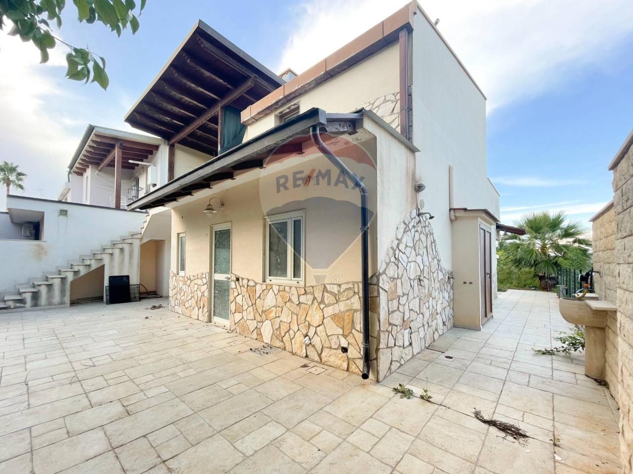 Villa de 5 habitaciónes en Noicattaro, Italy No. 4824