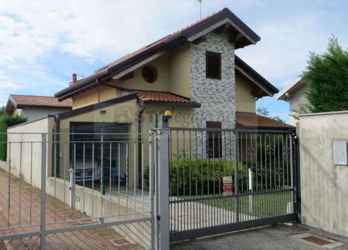 Casa de 4 habitaciónes en Cogliate, Italy No. 3653