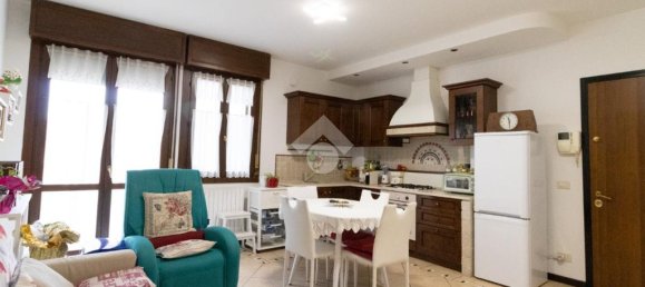 Apartamento de 2 dormitorios en Carpi, Italy No. 151007 12