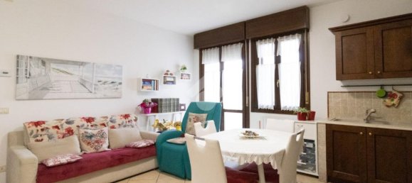 Apartamento de 2 dormitorios en Carpi, Italy No. 151007 2