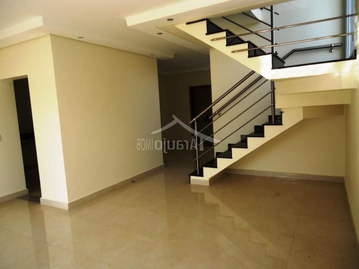 Casa de 3 dormitorios en Sao Paulo, Brazil No. 526238