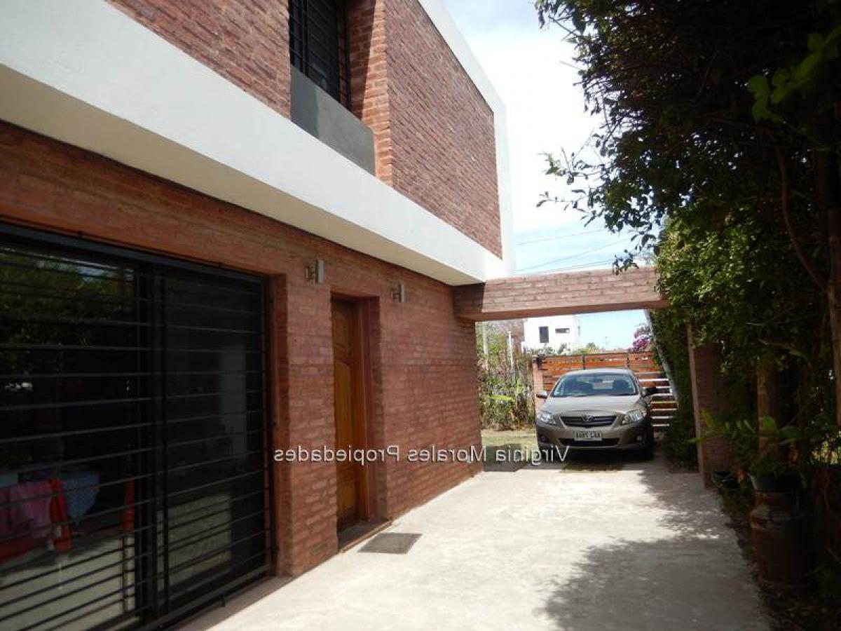 Casa de 3 dormitorios en Canelones, Uruguay No. 7372