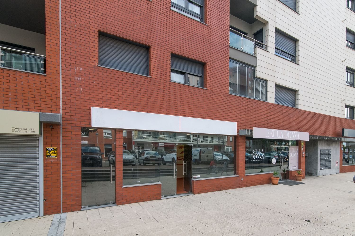 350m² Commercial property in Odivelas, Portugal No. 218811