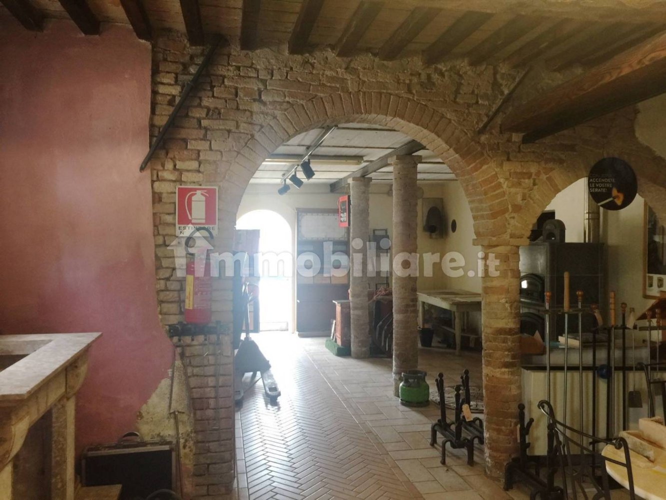 Коммерческая недвижимость с 5 комнатами в Равенна, Италия № 273553