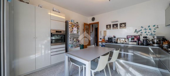 Дом с 4 комнатами в Парма, Италия № 127549 4