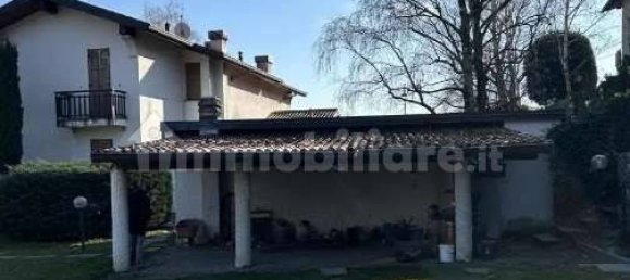 4 bedrooms Villa in Erba, Italy No. 3279 5