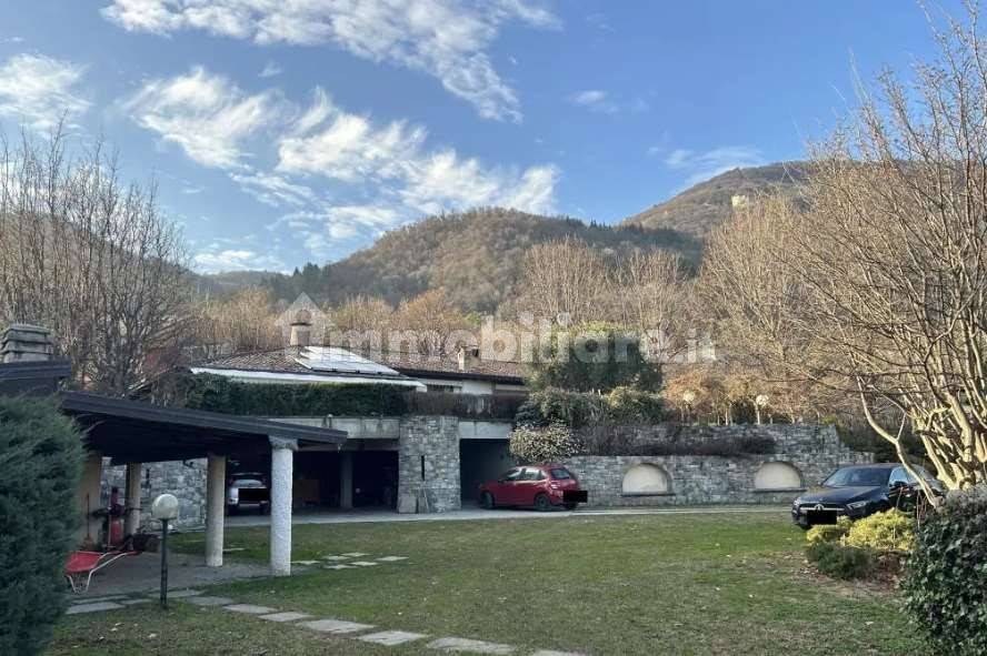 4 bedrooms Villa in Erba, Italy No. 3279