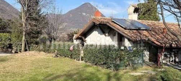4 bedrooms Villa in Erba, Italy No. 3279 3