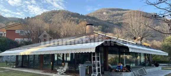 4 bedrooms Villa in Erba, Italy No. 3279 4