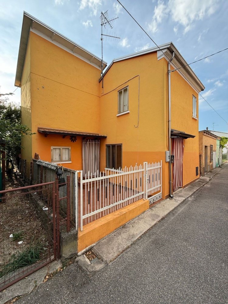 3 rooms House in Ostiglia, Italy No. 289702