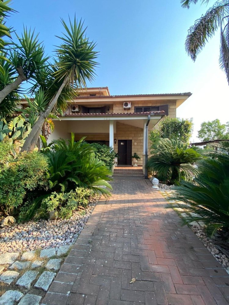 Casa de 6 dormitorios en Taranto, Italy No. 342653