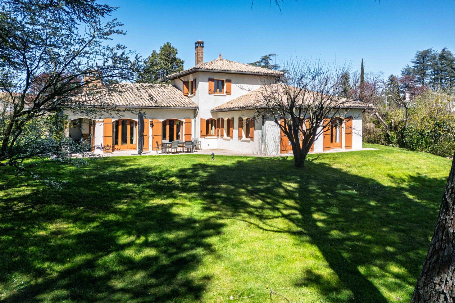 Villa de 4 dormitorios en Ecully, France No. 340428