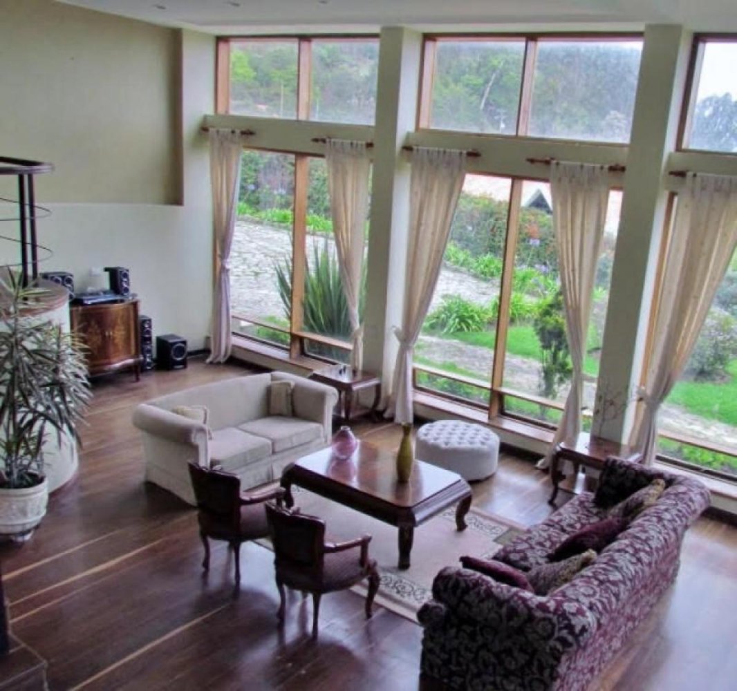 Casa de 4 dormitorios en Bogotá, Colombia No. 12077