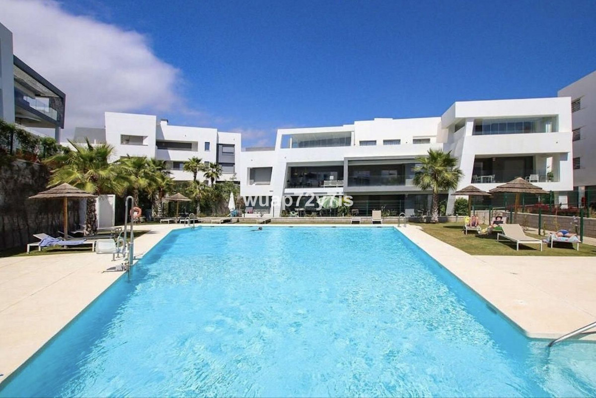 Apartamento de 2 dormitorios en Estepona, Spain No. 136385