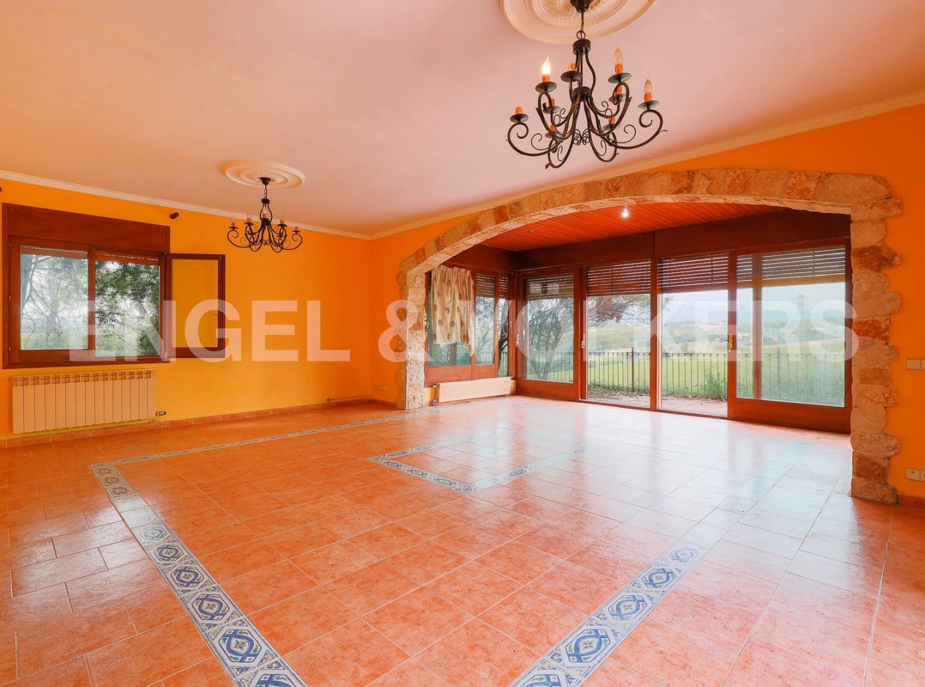 Дом с 10 спальнями в Палау-Солита I Плегаманс, Испания № 80357