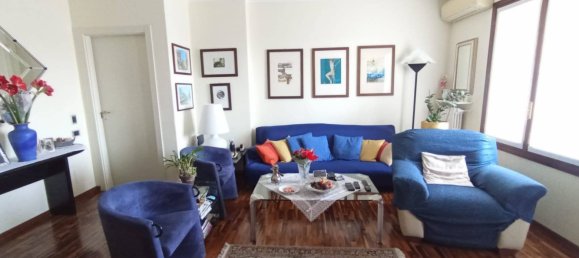 2 bedrooms Apartment in Milan, Italy No. 371593 4