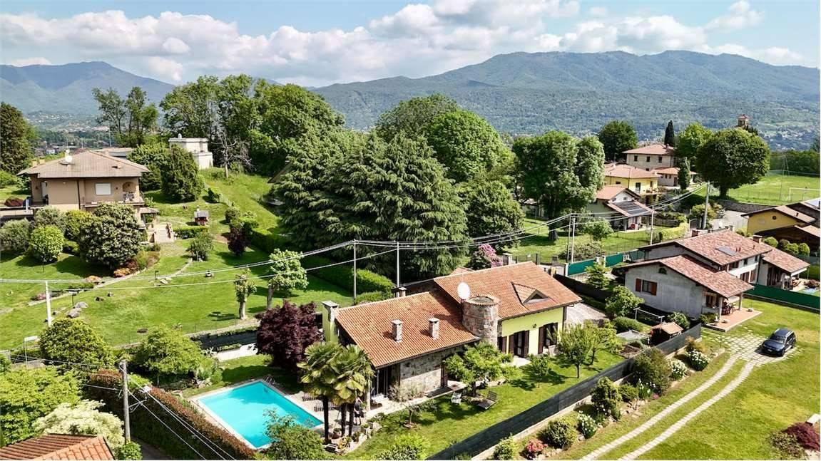 6 rooms Villa in Varese, Italy No. 107871