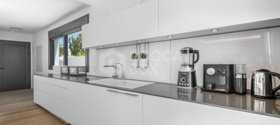 6 bedrooms Villa in Marbella, Spain No. 93755 9