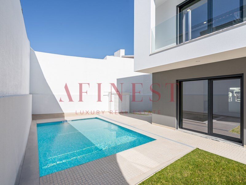 4 bedrooms Villa in Seixal, Portugal No. 233635